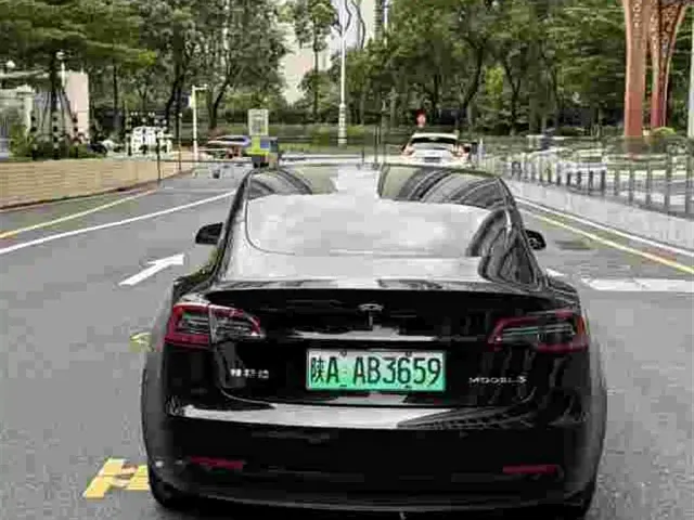 Tesla Model 3 — Фото автомобиля 5