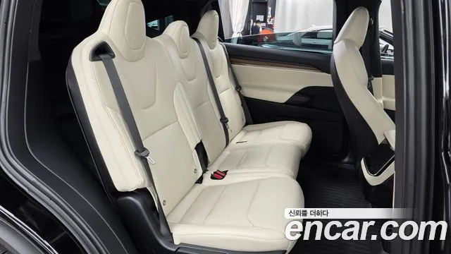 Tesla Model X — Фото автомобиля 11