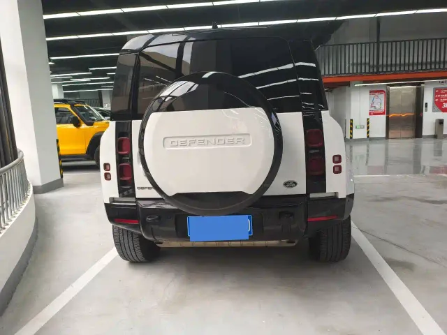 Land Rover Defender — Фото автомобиля 12