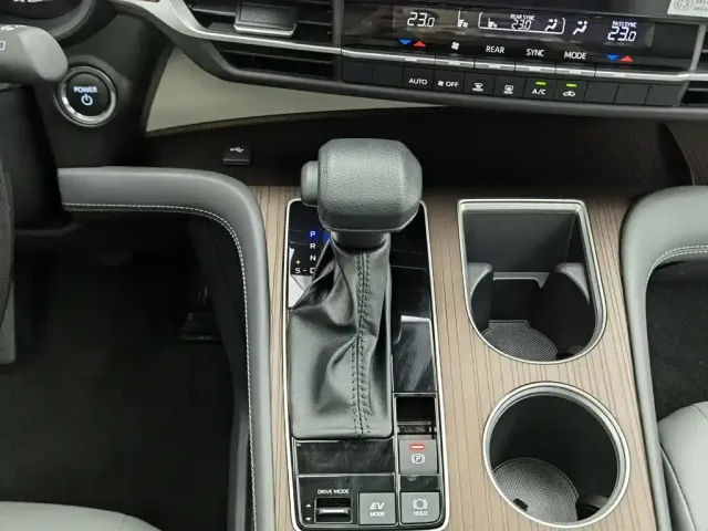 Toyota Granvia 2024 2.5L Hybrid Comfort — Фото автомобиля 13