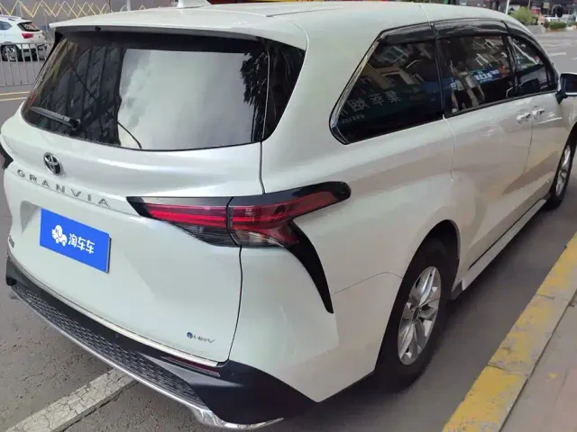 Toyota Granvia — Фото автомобиля 3