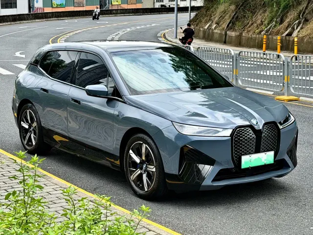 BMW iX — Фото автомобиля 3