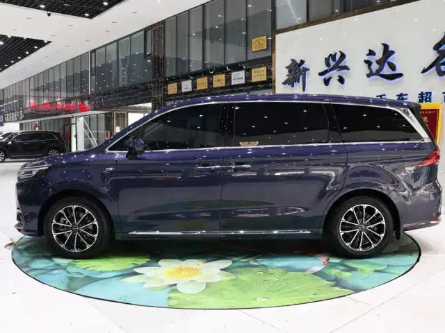 Roewe iMAX8 — Фото автомобиля 3