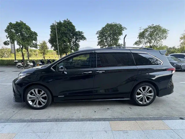 Toyota Sienna — Фото автомобиля 3
