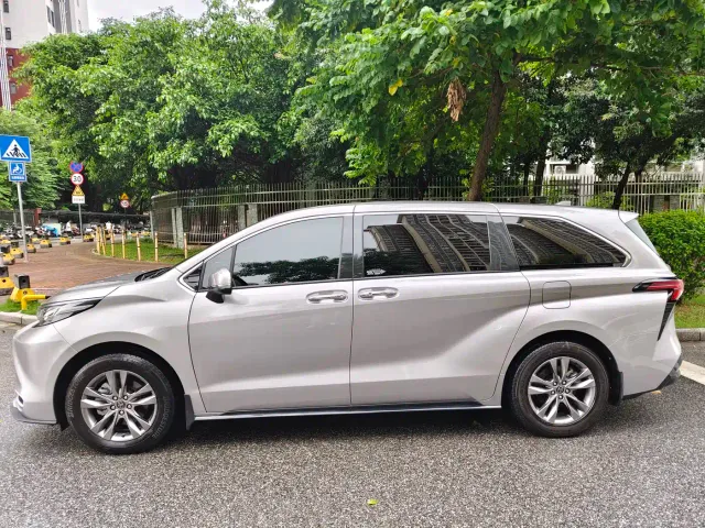 Toyota Sienna — Фото автомобиля 7