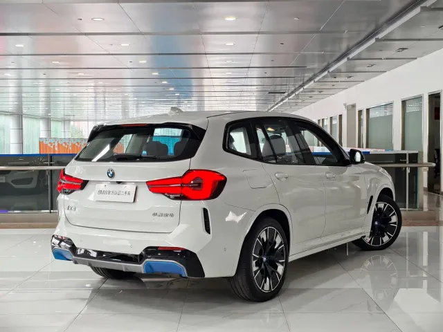 BMW iX3 — Фото автомобиля 4