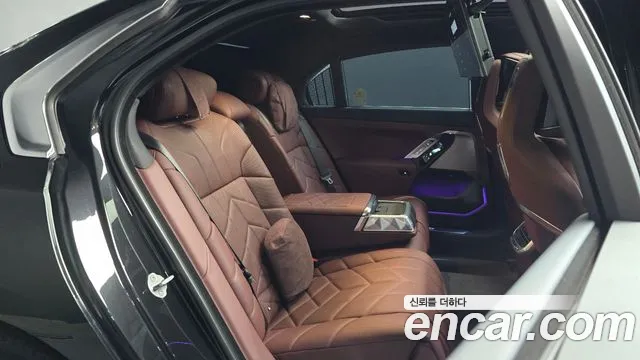 BMW 7-Series 7 серия (G70) 740i xDrive M Sport — Фото автомобиля 11