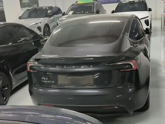 Tesla Model 3 — Фото автомобиля 17
