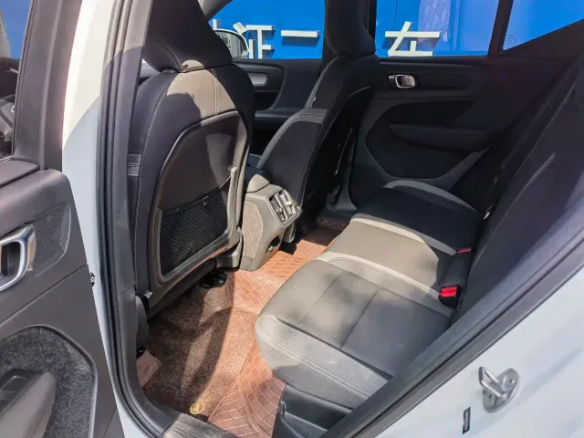 Volvo XC40 — Фото автомобиля 9