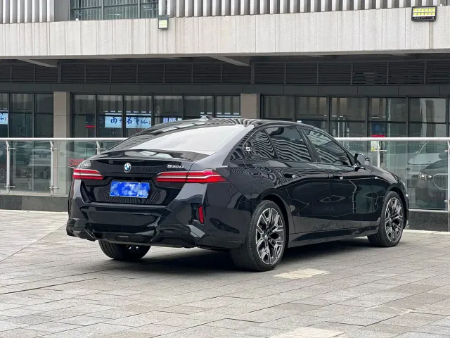 BMW 5 Series — Фото автомобиля 4
