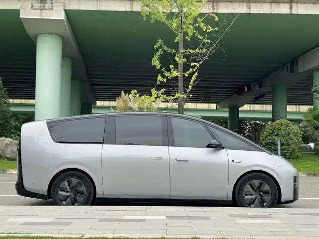 Li Auto MEGA — Фото автомобиля 2