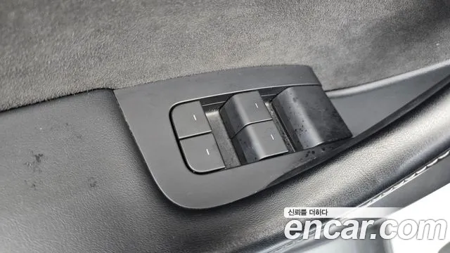 Tesla Model Y — Фото автомобиля 21