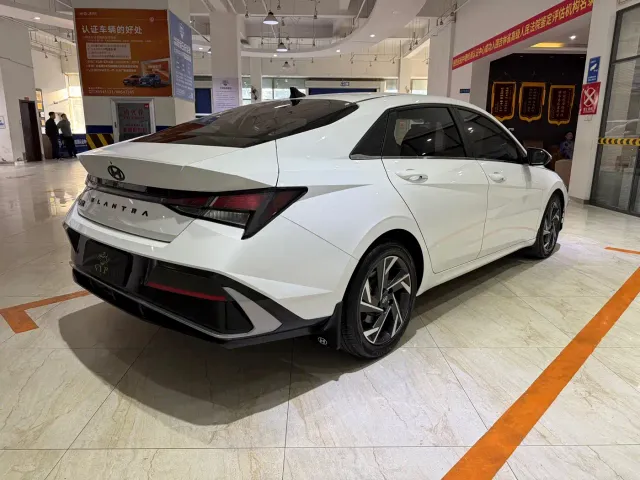 Hyundai Elantra — Фото автомобиля 4