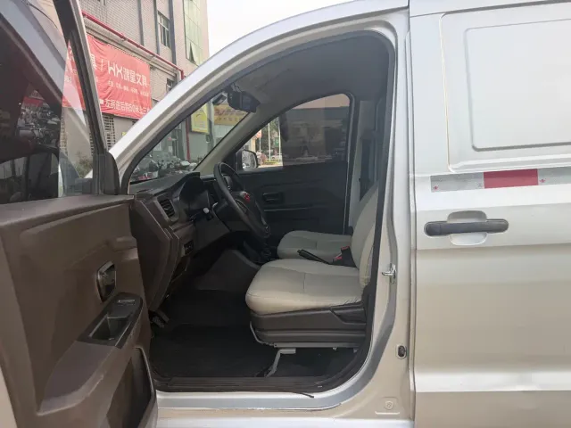 Wuling Hongguang V — Фото автомобиля 6