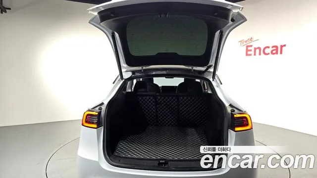 Tesla Model Y — Фото автомобиля 13