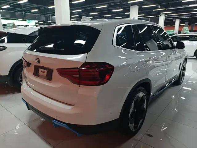 BMW iX3 — Фото автомобиля 6