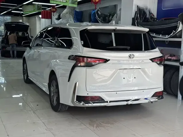 Toyota Sienna — Фото автомобиля 10