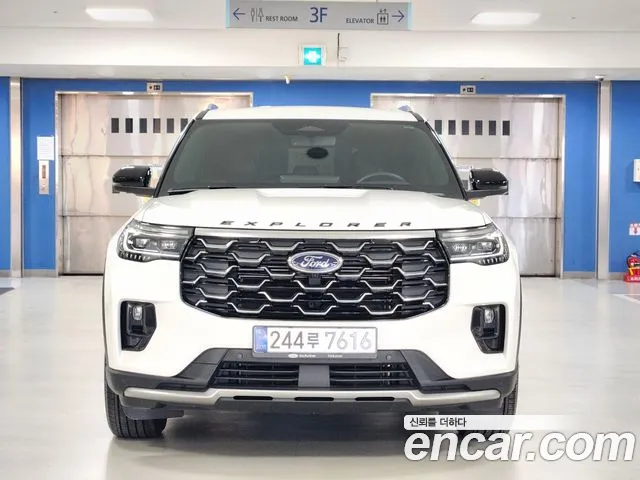 Ford Explorer — Фото автомобиля 3