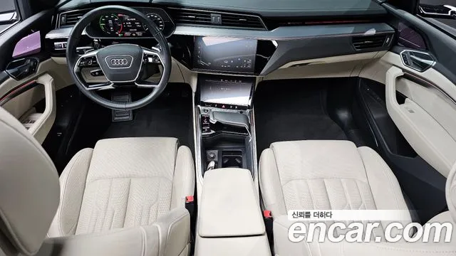 Audi e-tron — Фото автомобиля 6