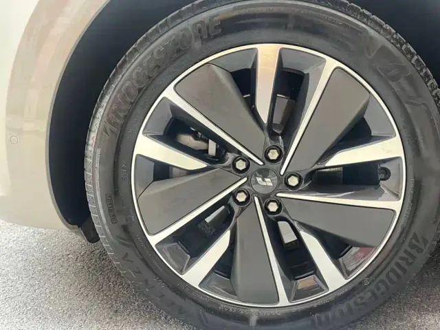 Li Auto L6 — Фото автомобиля 6