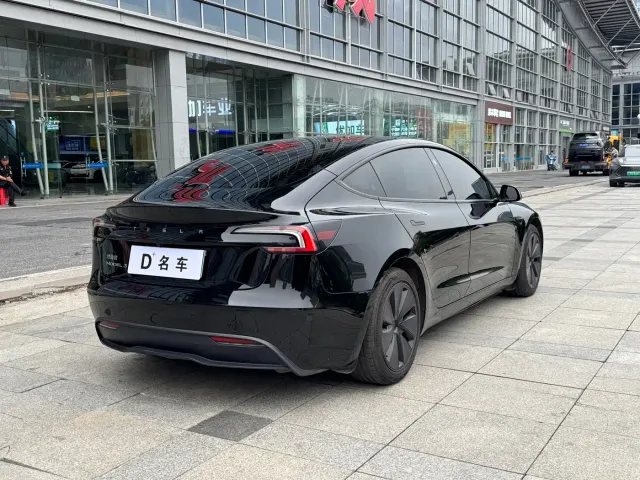 Tesla Model 3 — Фото автомобиля 8