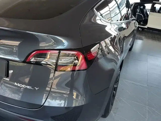 Tesla Model Y — Фото автомобиля 7