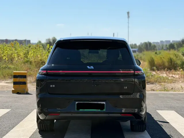 Li Auto L8 — Фото автомобиля 5