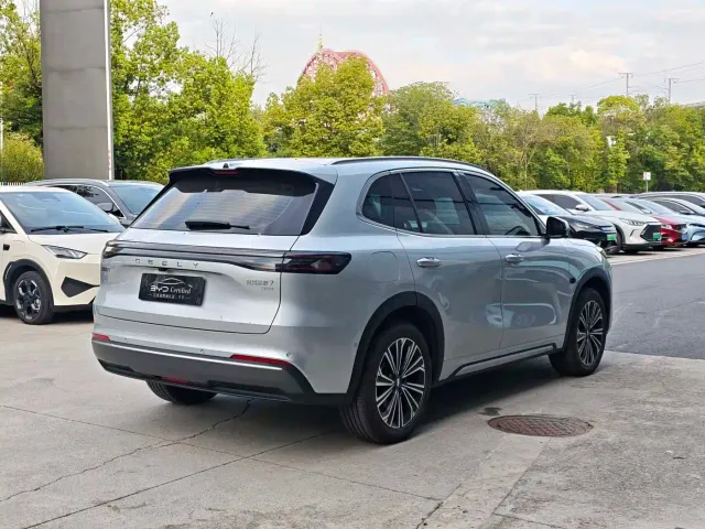 Geely Galaxy Starship 7 EM-i — Фото автомобиля 11