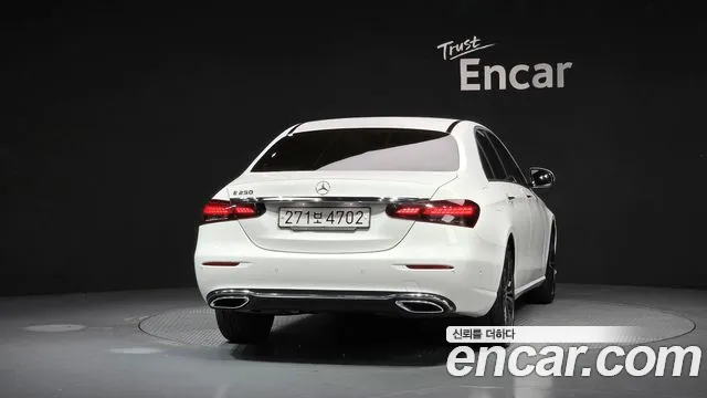 Mercedes-Benz E-Class — Фото автомобиля 4