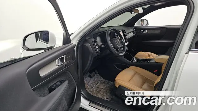 Вольво XC40 B4 Inscription — Фото автомобиля 10