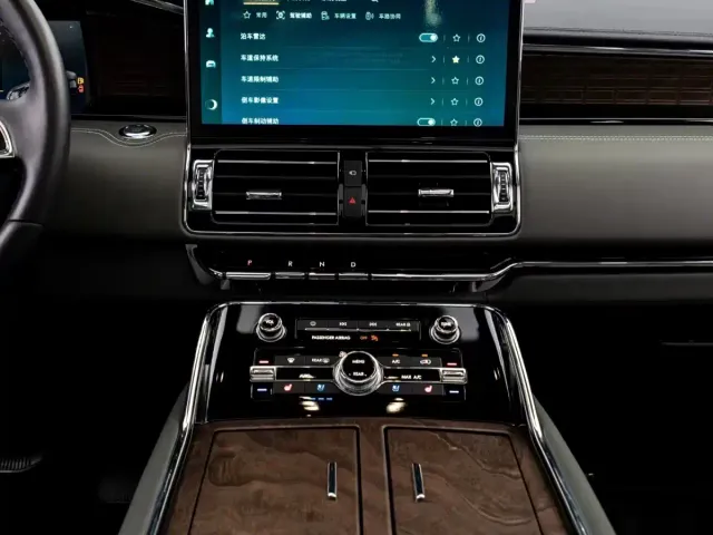 Lincoln Navigator — Фото автомобиля 5
