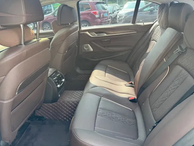 BMW 5 Series — Фото автомобиля 9