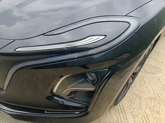 Hongqi E-QM5 — Фото автомобиля 23