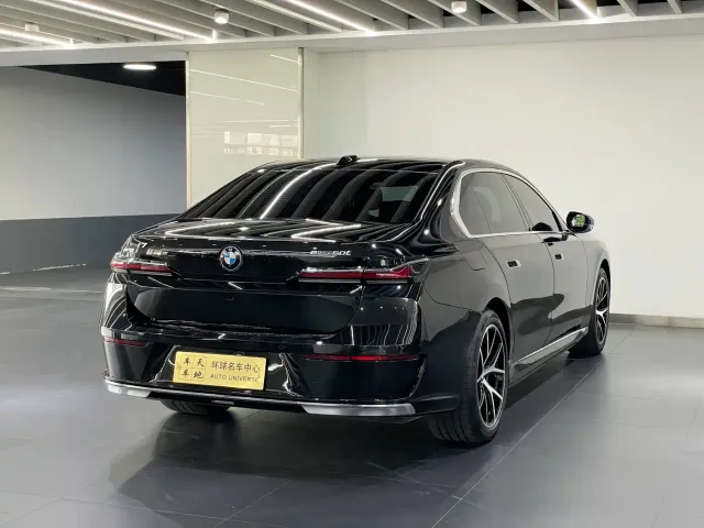BMW i7 — Фото автомобиля 16