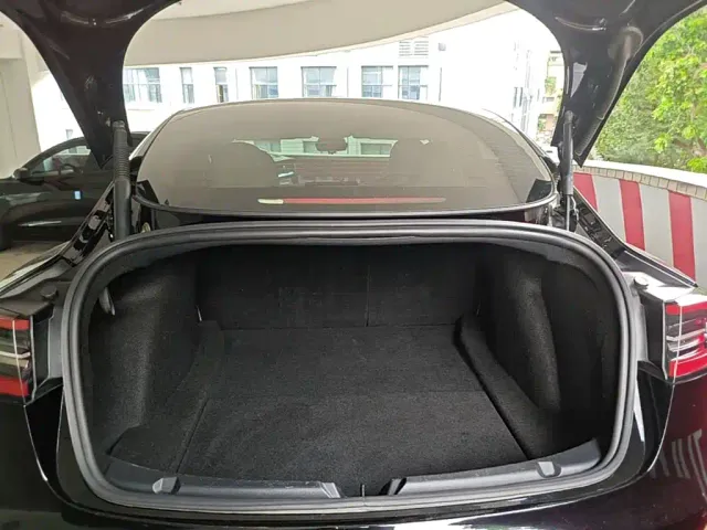 Tesla Model 3 — Фото автомобиля 18