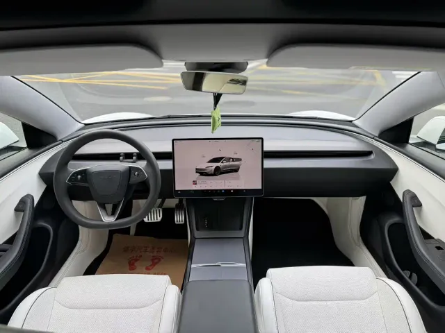 Tesla Model 3 — Фото автомобиля 5