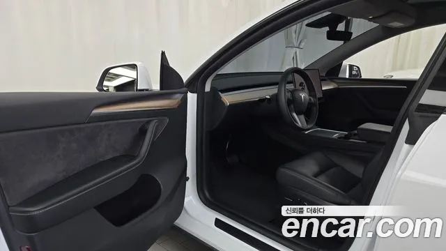 Tesla Model Y — Фото автомобиля 10