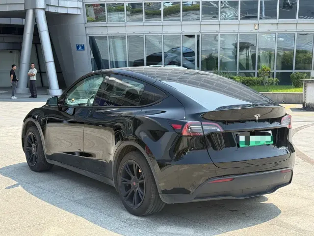 Tesla Model Y 2023 Rear-Wheel Drive Edition — Фото автомобиля 10