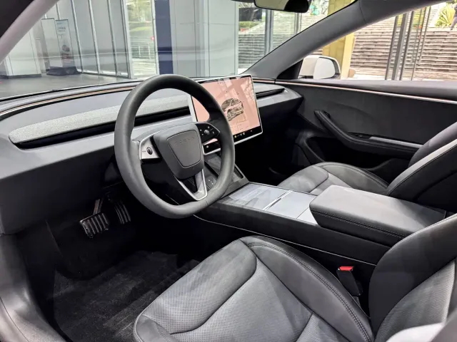 Tesla Model 3 — Фото автомобиля 9