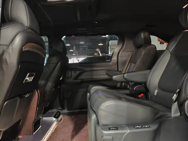 Toyota Sienna — Фото автомобиля 6