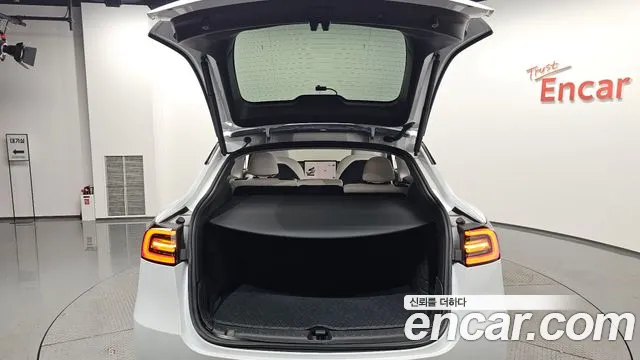 Tesla Model Y — Фото автомобиля 29
