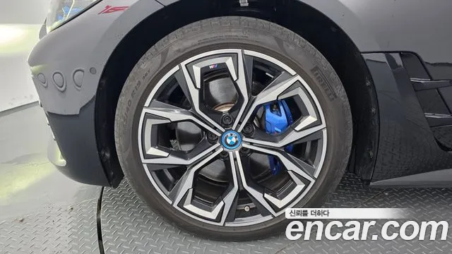 BMW i4 — Фото автомобиля 5