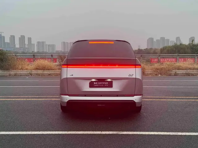 Xpeng X9 — Фото автомобиля 6