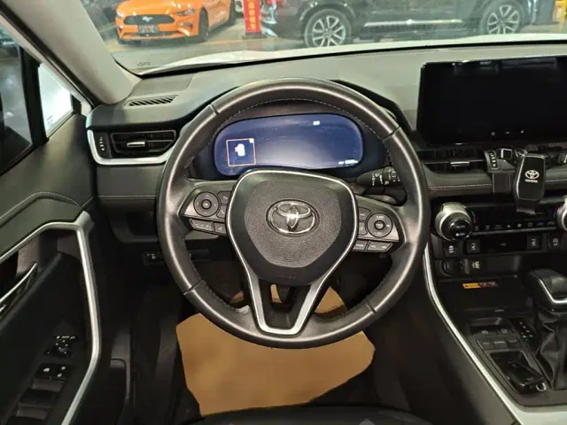 Toyota RAV4 — Фото автомобиля 10