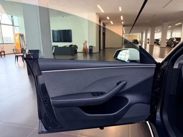 Tesla Model 3 — Фото автомобиля 10