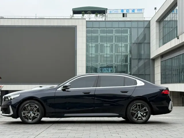 BMW 5 Series — Фото автомобиля 7