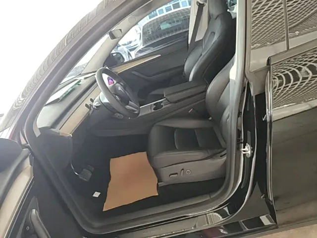 Tesla Model Y — Фото автомобиля 14