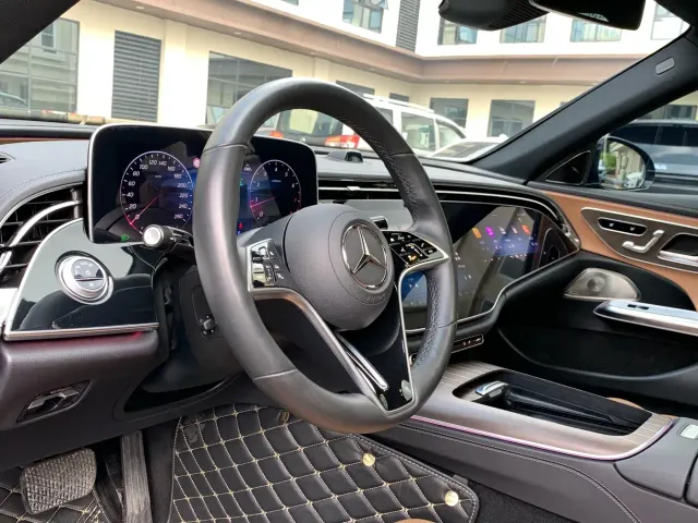 Mercedes-Benz E-Class — Фото автомобиля 18