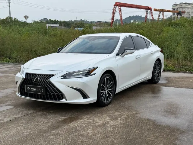 Фотография автомобиля — Lexus ES