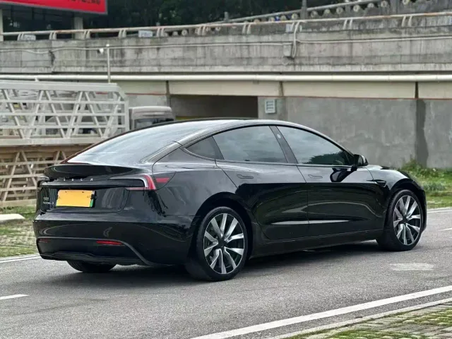 Tesla Model 3 — Фото автомобиля 4